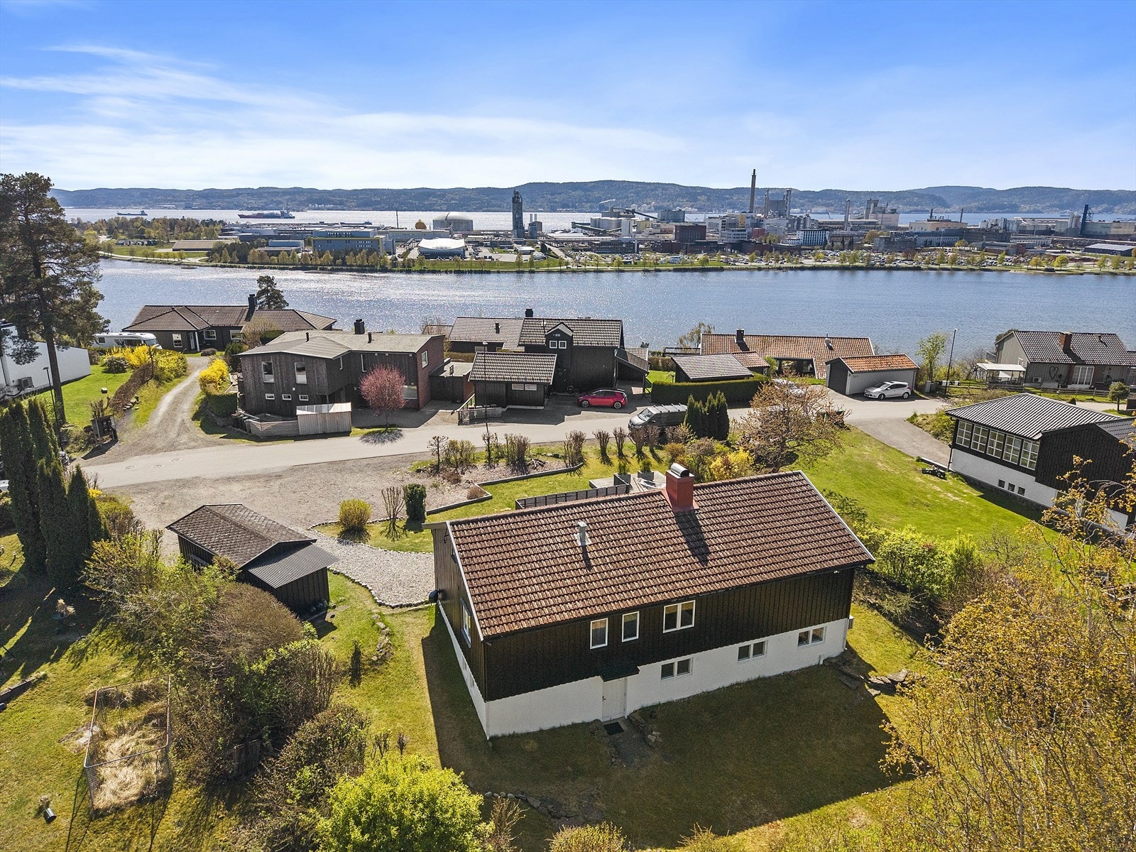 Boligen ligger barnevennlig til med kort avstand til Rønningen barnehage og Grønli barneskole Galleribilde