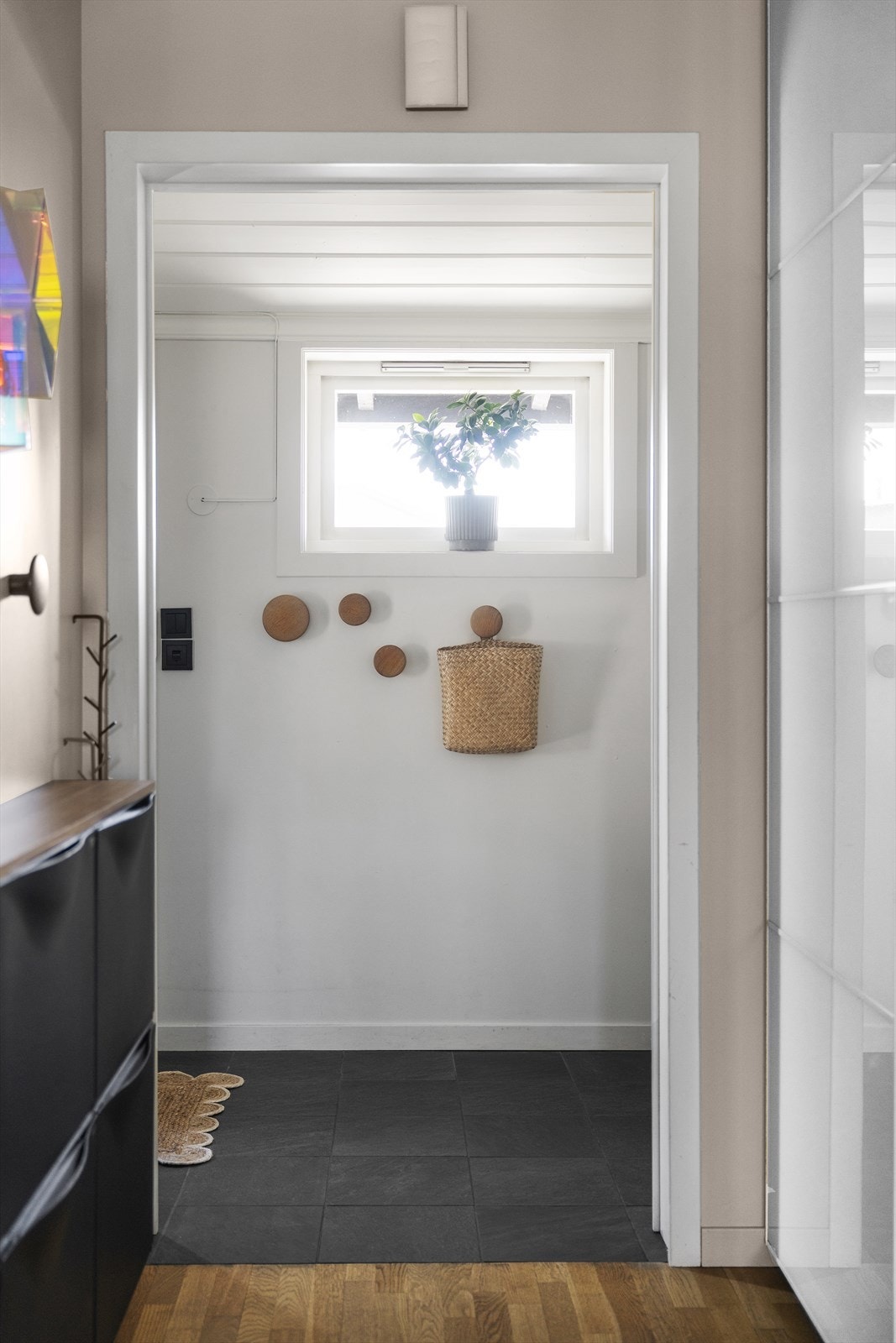 Fra hyggelig inngangsparti, trer du inn i en lys entré - velkommen inn! Entréen har flislagt gulv og tilbyr plass til sko og yttertøy Galleribilde