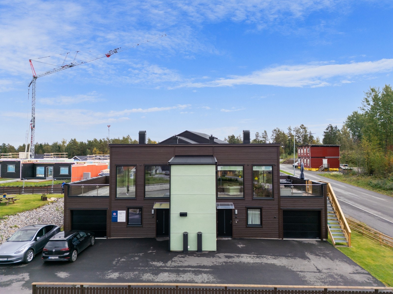 Boligen har en moderne fasade med liggende trepanel. Galleribilde
