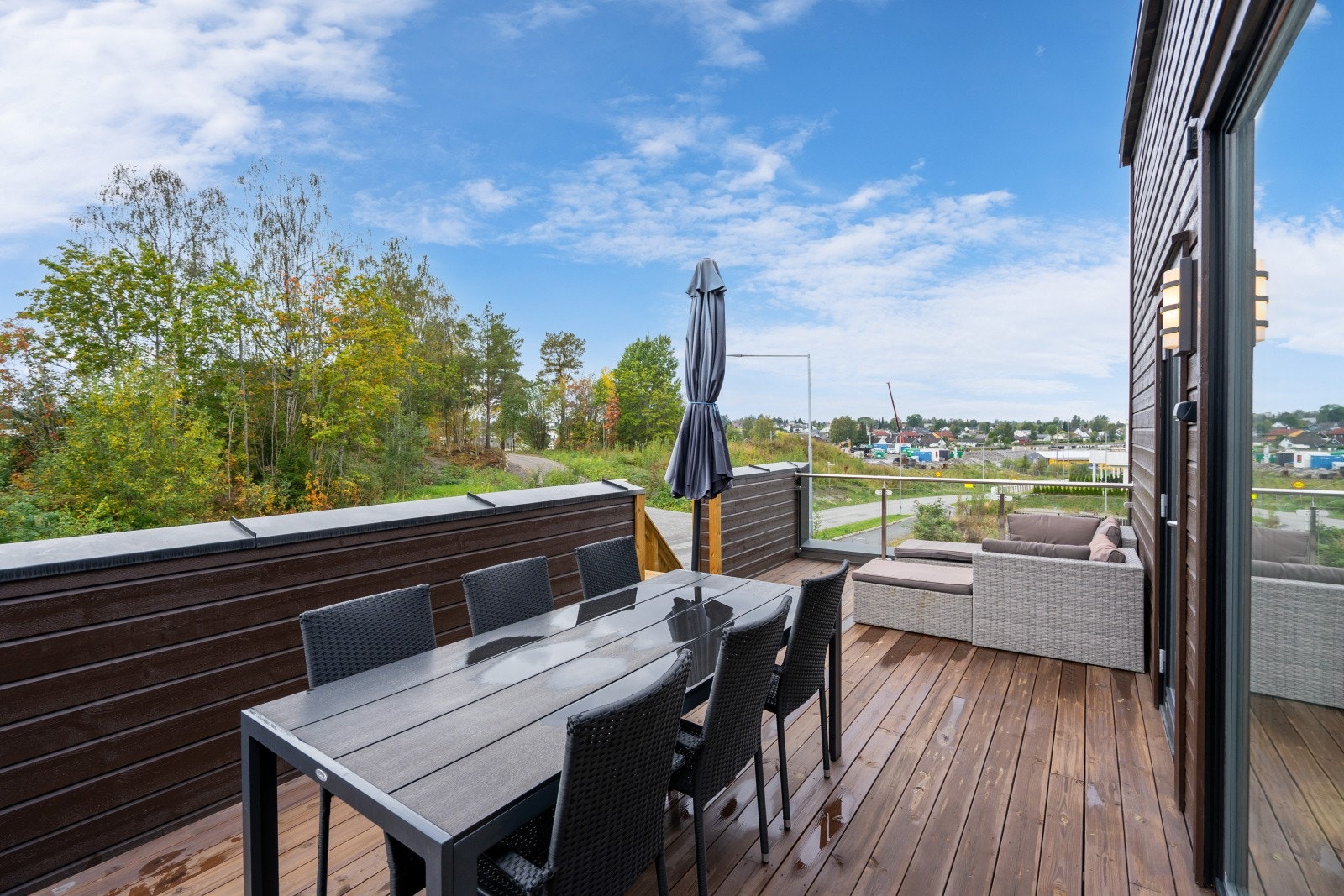 Fra stuen er det utgang til en romslig takterrasse på 23 m² med gode solforhold og utsikt over nærområdet. Galleribilde