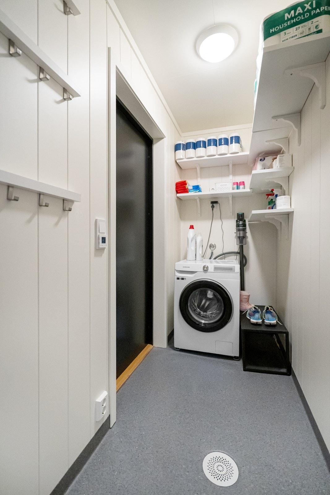 Praktisk vaskerom med egen inngang, vinylbelegg på gulv med varmekabler og opplegg for vaskemaskin (se pkt. ferdigattest). Galleribilde