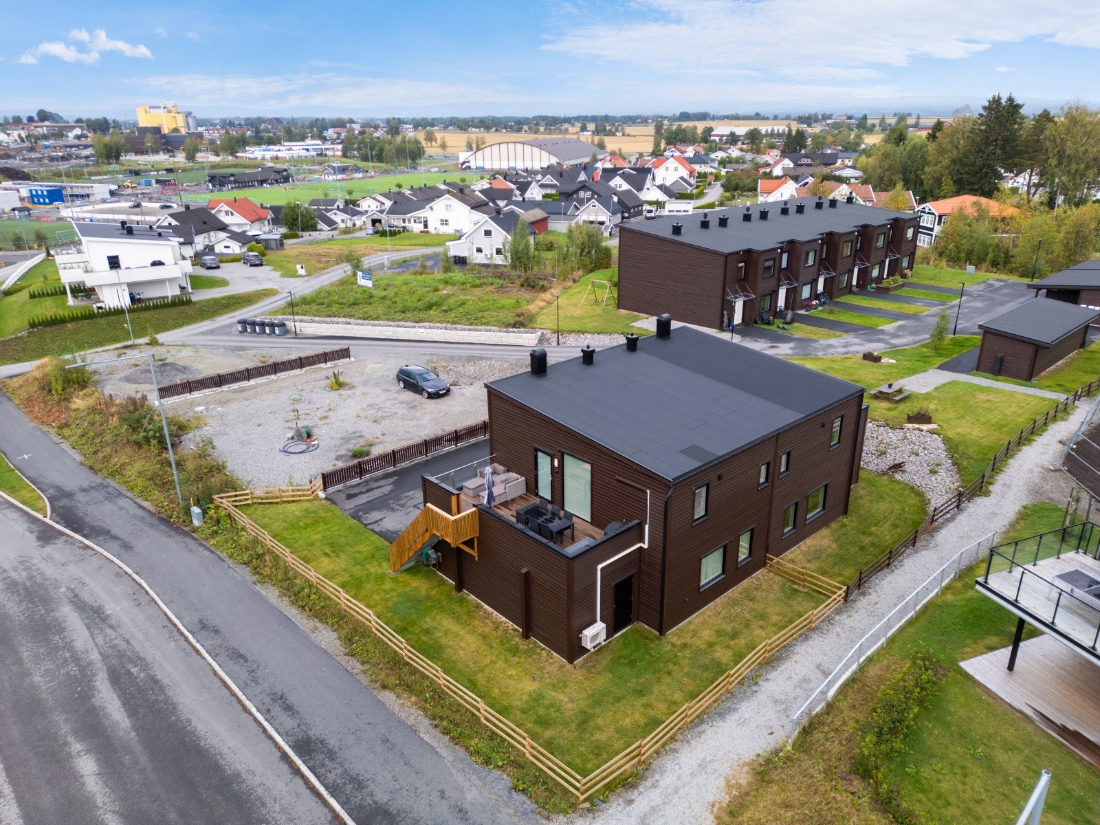 Fra boligen er det kun få minutters gange til Stange idrettspark og Stangehallen med et variert aktivitetstilbud. Galleribilde