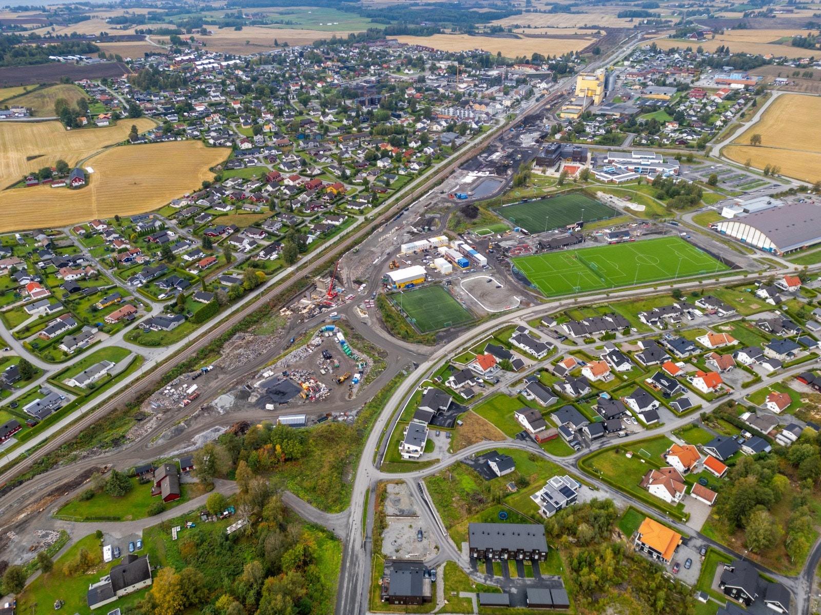 Fra boligen er det kort vei til Stange sentrum med servicetilbud og togstasjon med hyppige avganger. Galleribilde