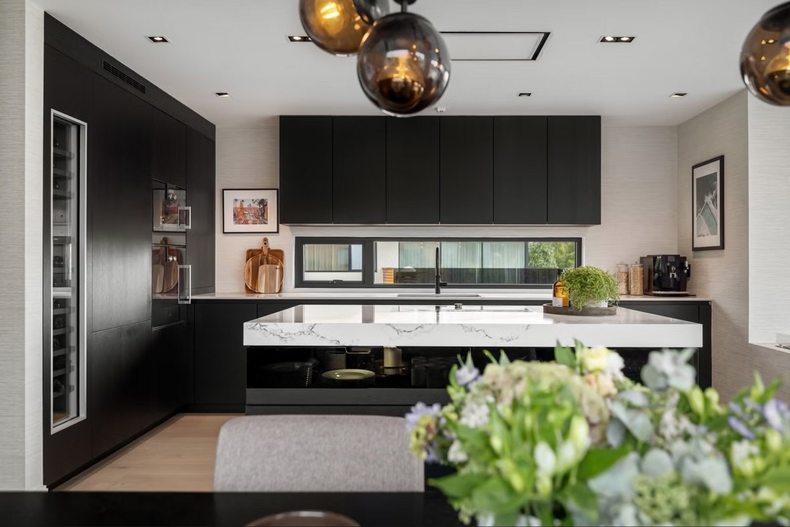 Lekkert kjøkken med integrerte hvitevarer fra Gaggenau. Galleribilde