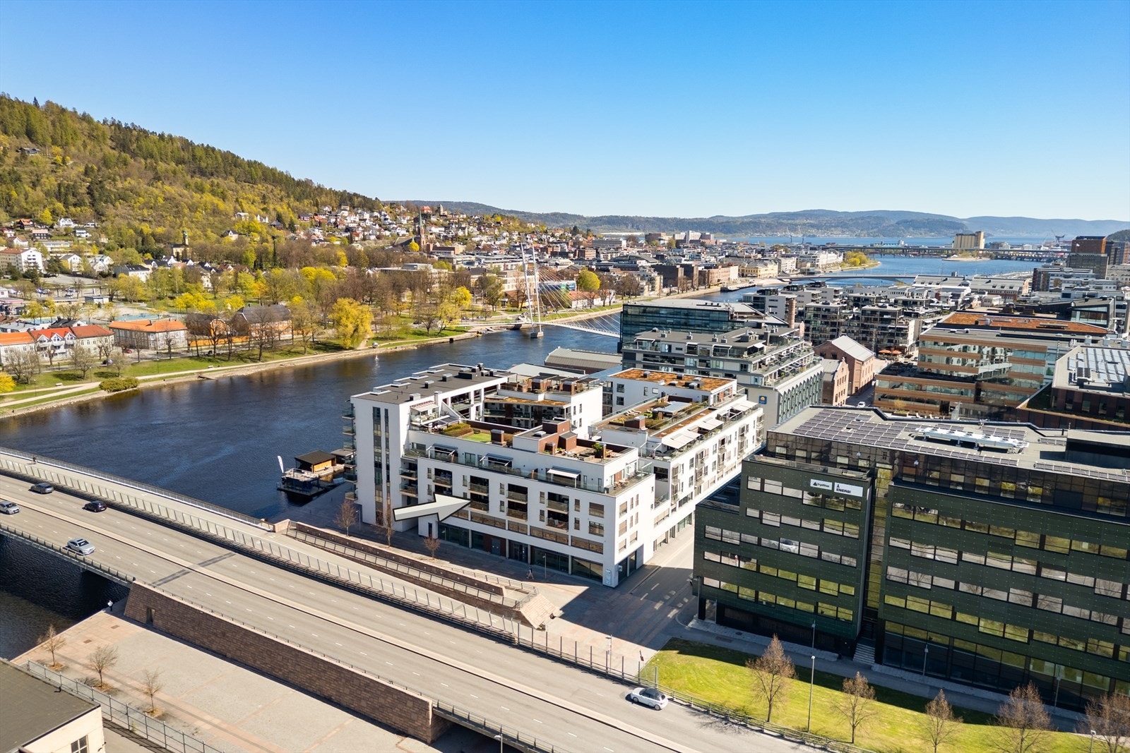 I tillegg til private uteplasser på hver side av leiligheten, er det tilgang til stor felles takterrasse - til glede for sameiets beboere. Galleribilde