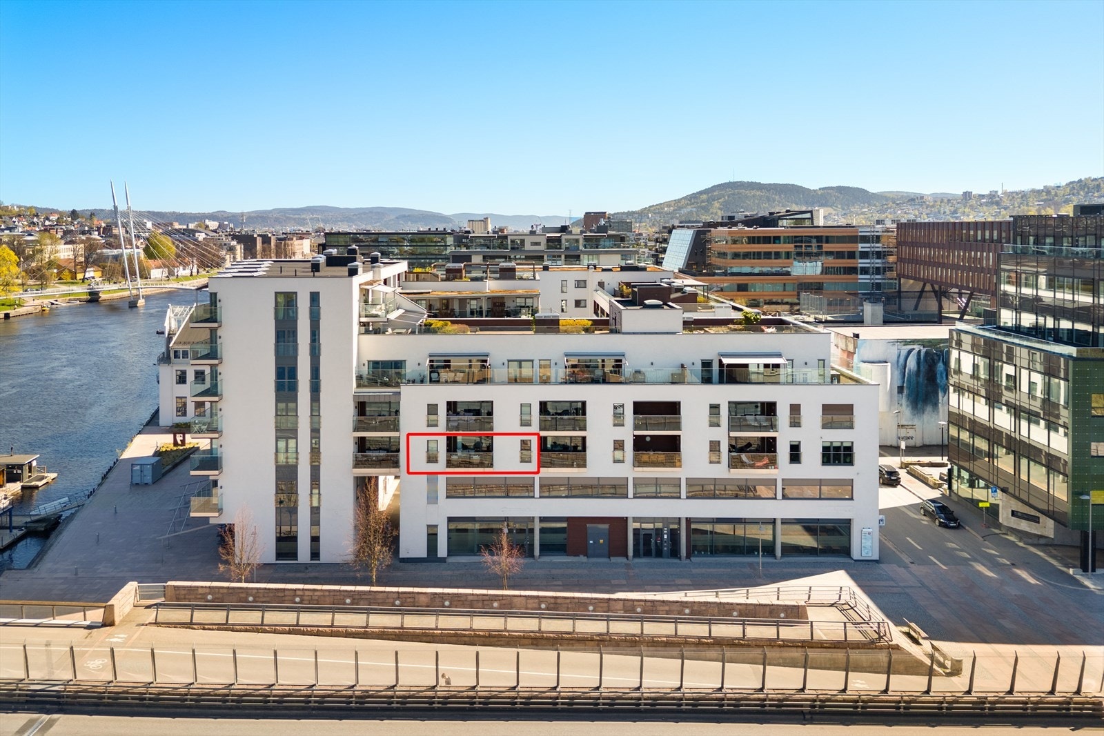 Leiligheten ligger i 3. etasje i et moderne bygg fra 2013. Galleribilde