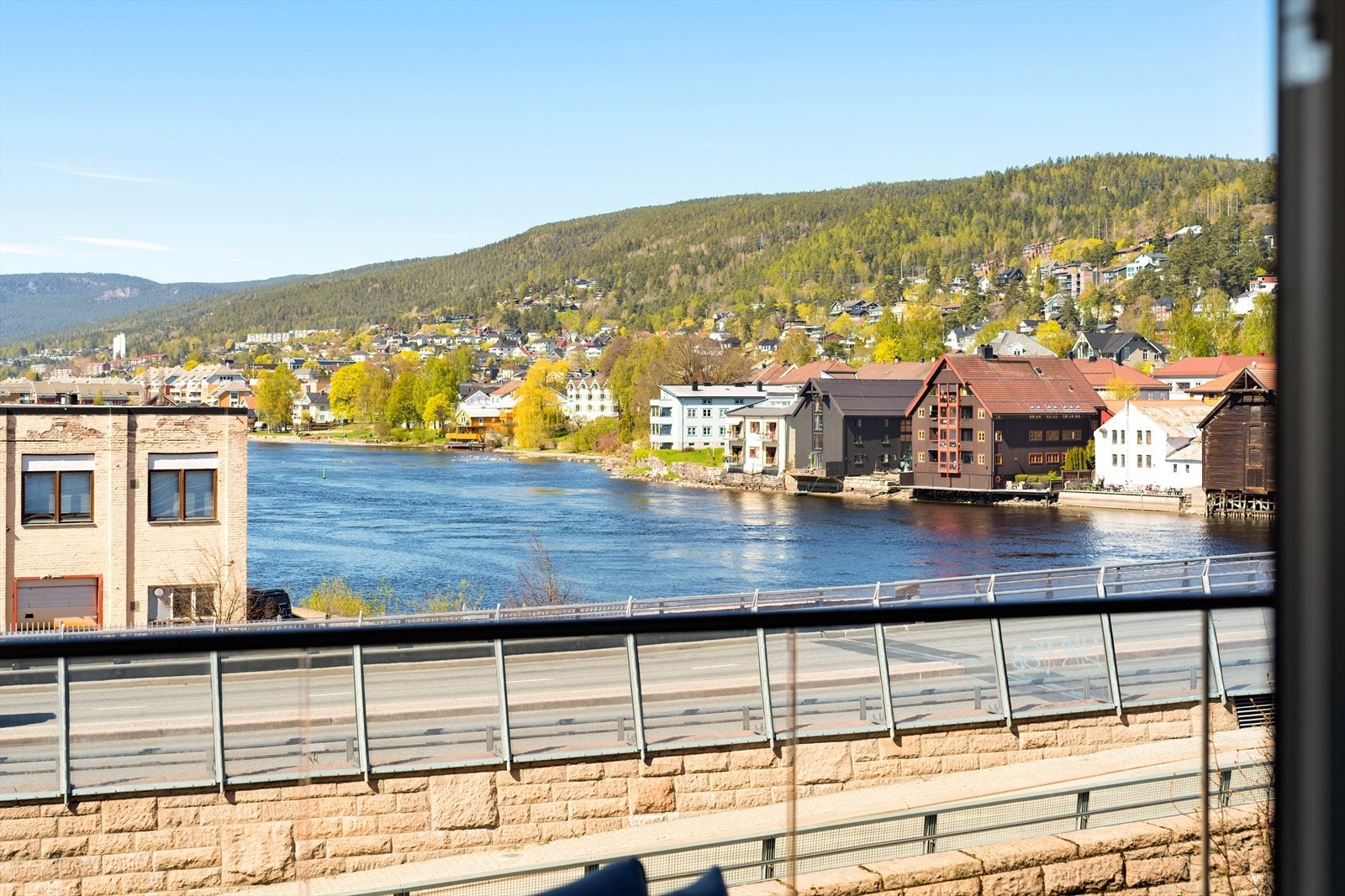 Utsikt mot Drammenselva og bylivet på andre siden. Galleribilde