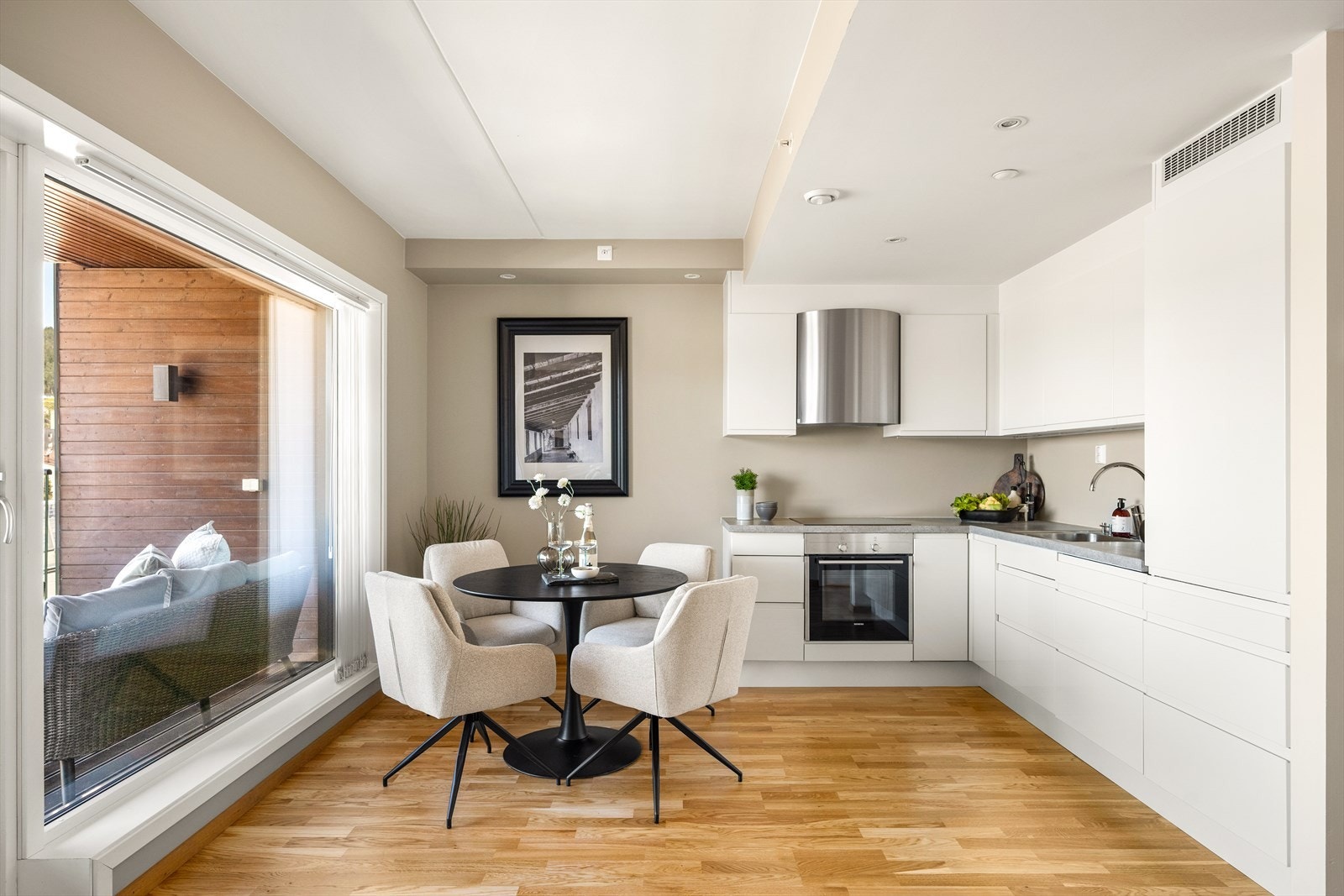 Kjøkkeninnredning med glatte fronter og benkeplate i slitesterk laminat. Galleribilde
