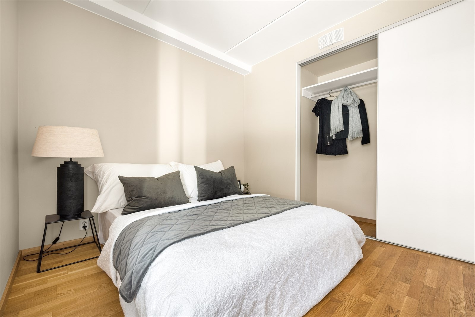 Hovedsoverommet med praktisk og romslig skyvedørsgarderobe. Galleribilde