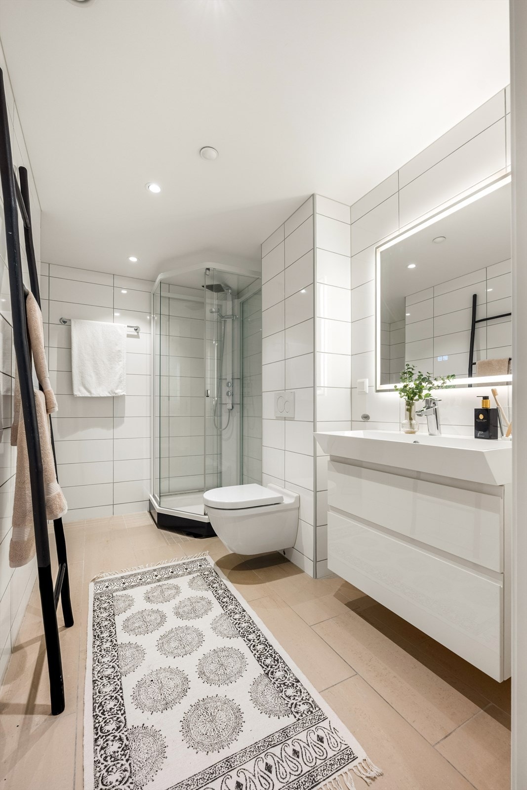 Her er det vannbåren gulvvarme for økt komfort, samt opplegg for vaskemaskin i egen nisje. Galleribilde