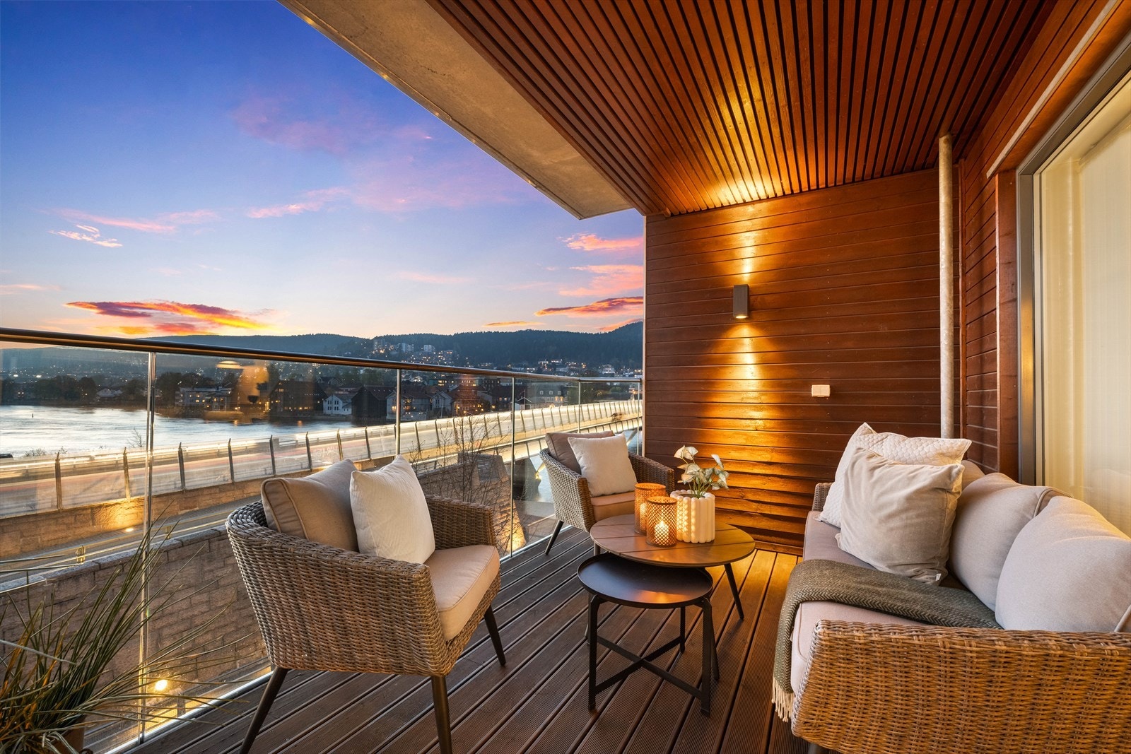 Balkongen har behandlede terrassebord og et stilrent rekkverk i glass og aluminium. Flott utsikt mot elva! Galleribilde