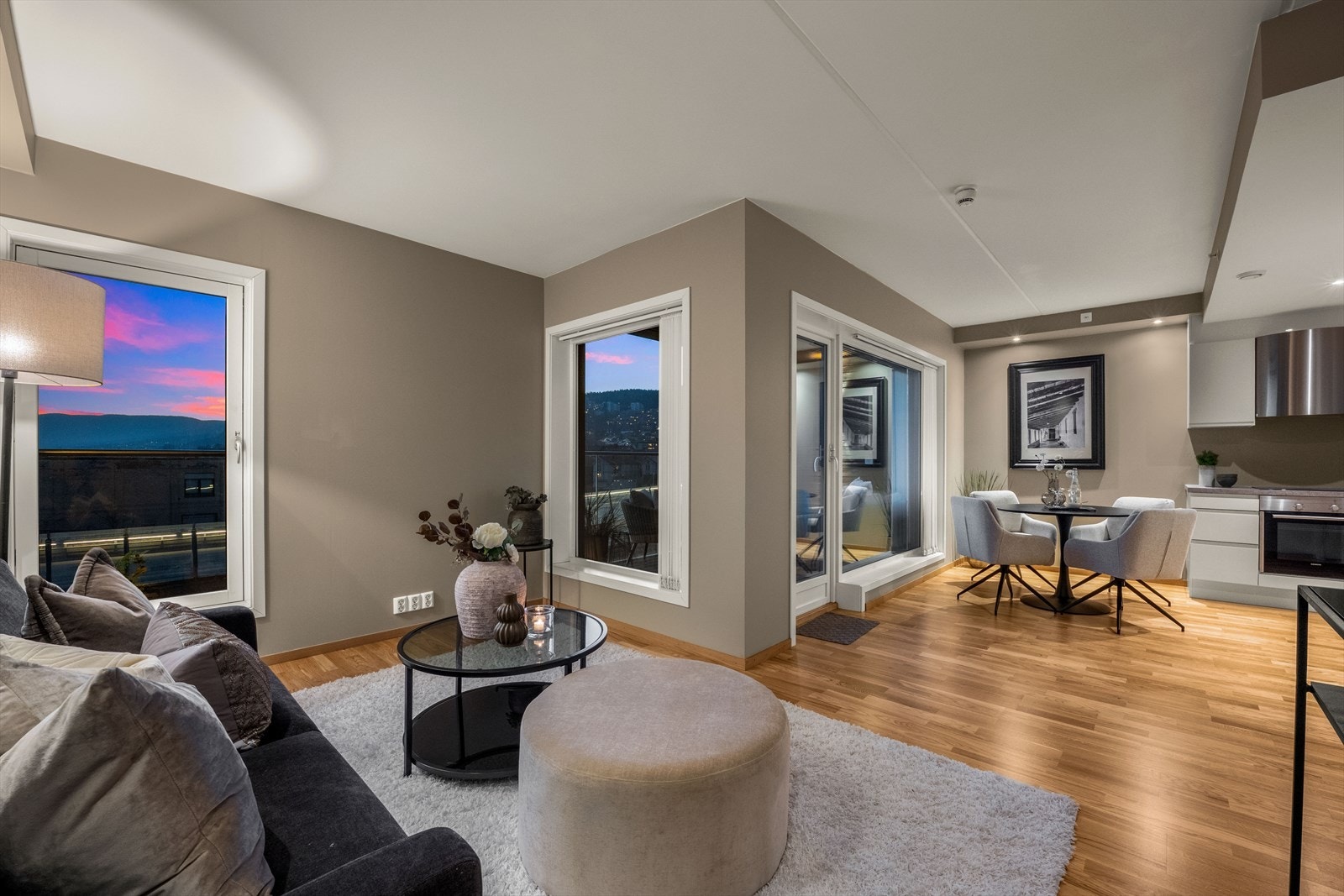 Leiligheten har en åpen og sosial planløsning. Ny parkett ble lagt i stue, kjøkken, gang, samt lite soverom i februar 2026. Galleribilde