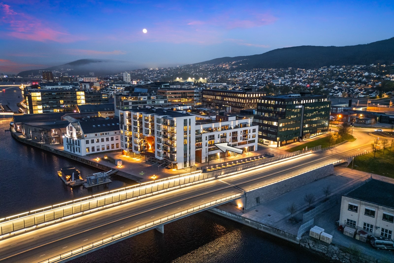 Fra leiligheten er det gangavstand til Drammen stasjon. Ælvebadstua - en flytende badstueflåte ved Pir 7 - tilbyr helårs rekreasjon med utsikt over Drammenselva Galleribilde