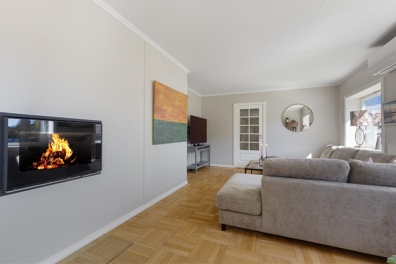 Den innmurte peisen gir både effektiv varme og en hyggelig atmosfære på kalde dager. Galleribilde