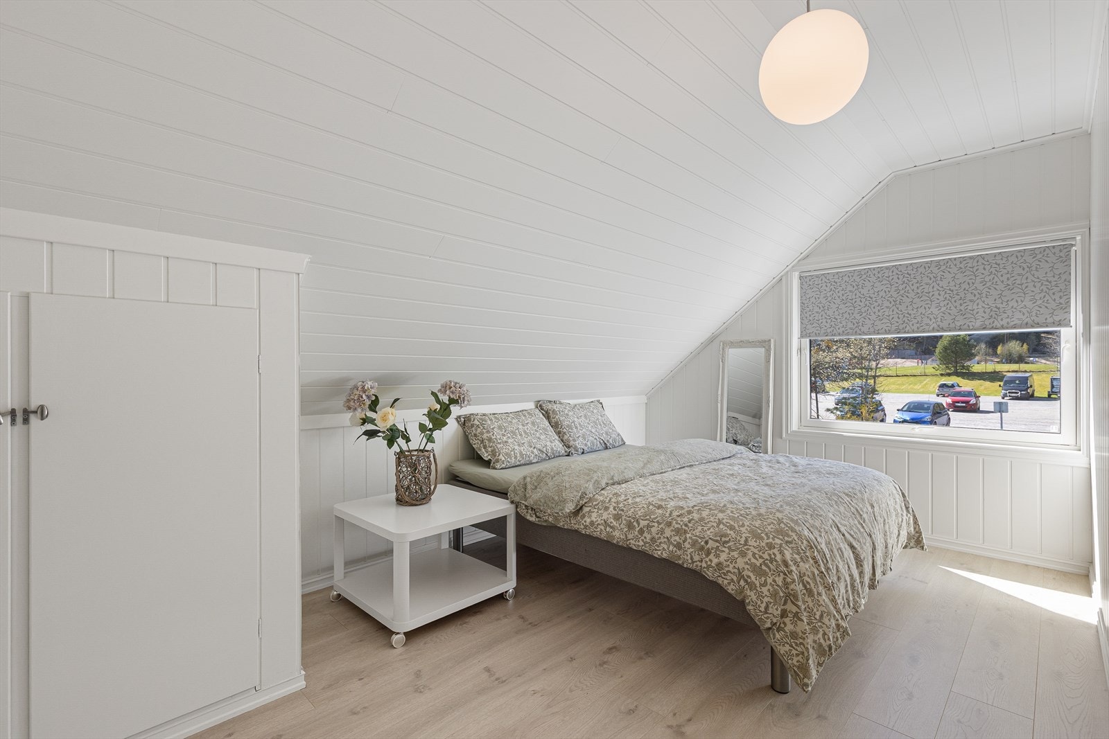 Alle de tre soverommene i andre etasje har overflater med malt panel og laminat på gulv. Galleribilde