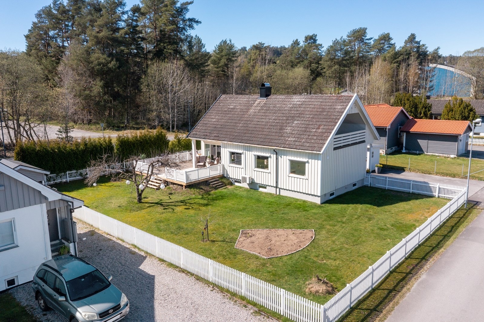 Hagen er inngjerdet, noe som skaper et trygt og oversiktlig lekeområde for barn. Galleribilde