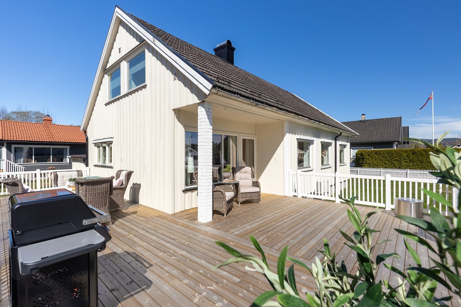 Boligen har flotte uteområder og en barnevennlig, inngjerdet hage. Galleribilde