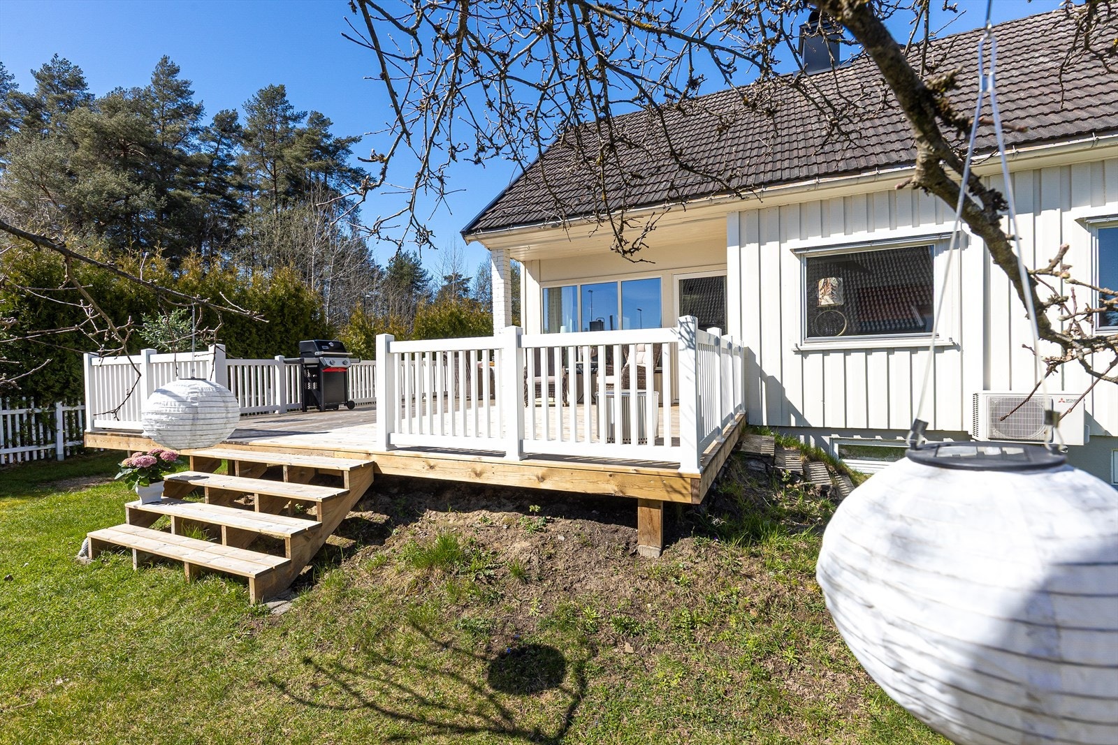 En enkel trapp gir direkte adkomst fra terrassen ned til hagen. Galleribilde