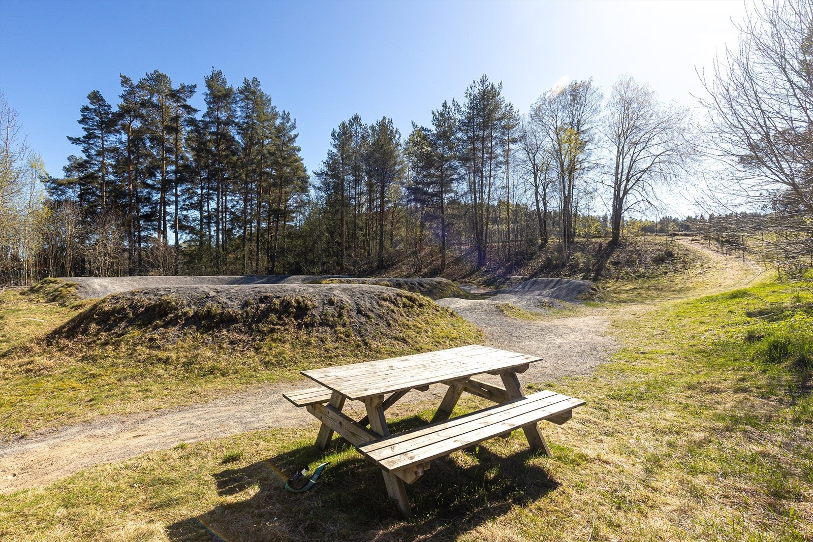 Området byr på fine stier og rasteplasser, perfekt for en tur i skogen. Galleribilde