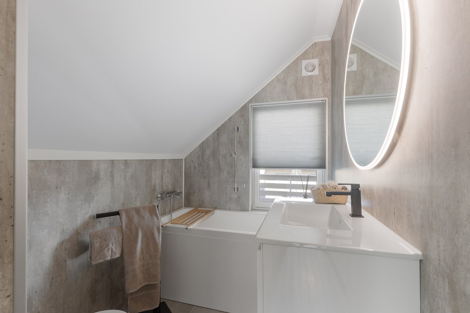 Badet i andre etasje ble oppgradert i 2019 og har badekar, vegghengt toalett og gulv med varmekabler. Galleribilde