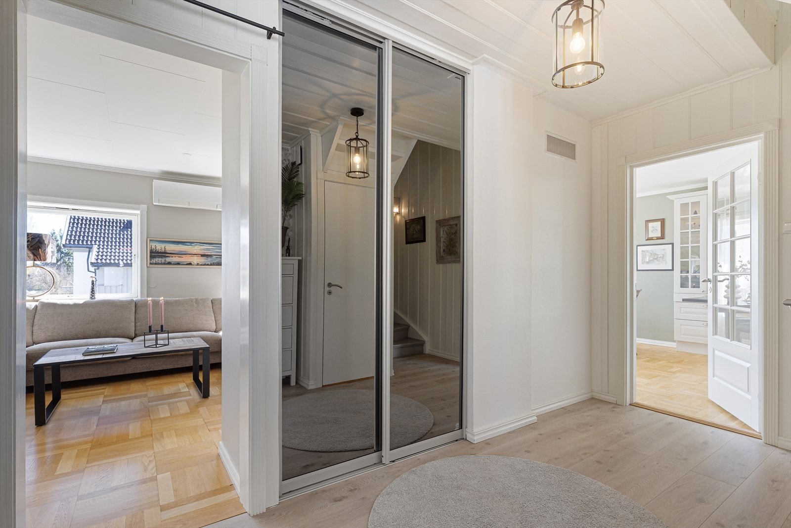 Vindfanget har flislagt gulv med varmekabler og en romslig skyvedørsgarderobe med speilfronter. Galleribilde