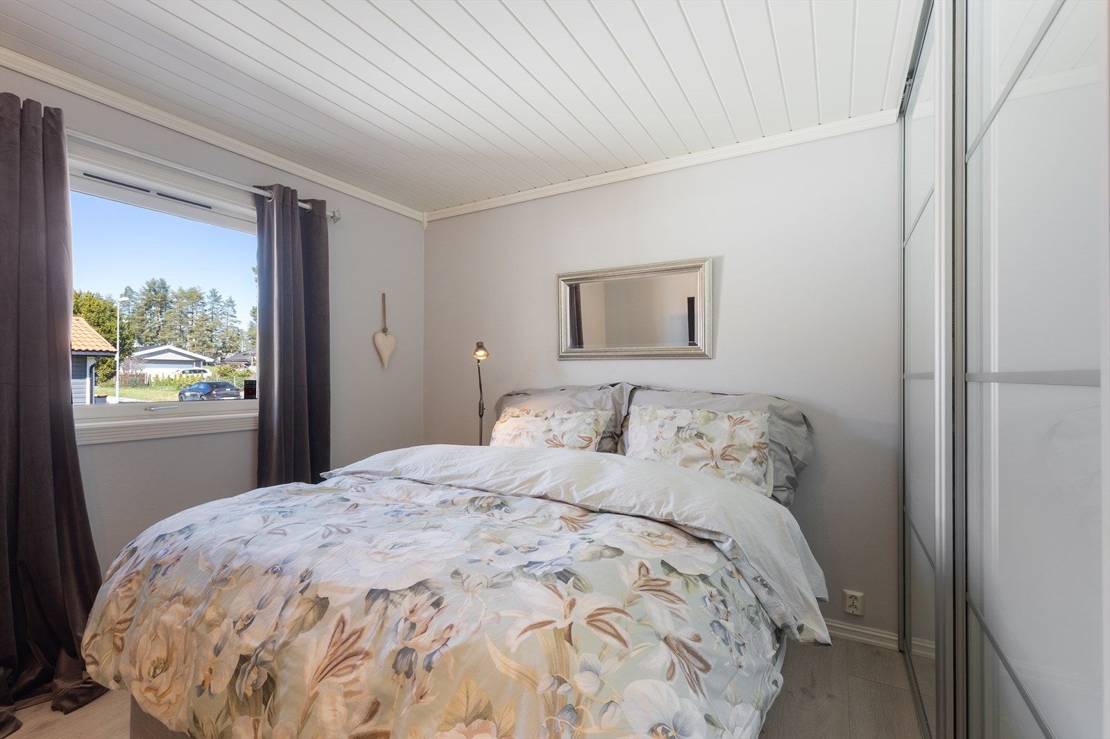 Soverommet i første etasje har laminatgulv og en stor skyvedørsgarderobe for effektiv oppbevaring. Galleribilde