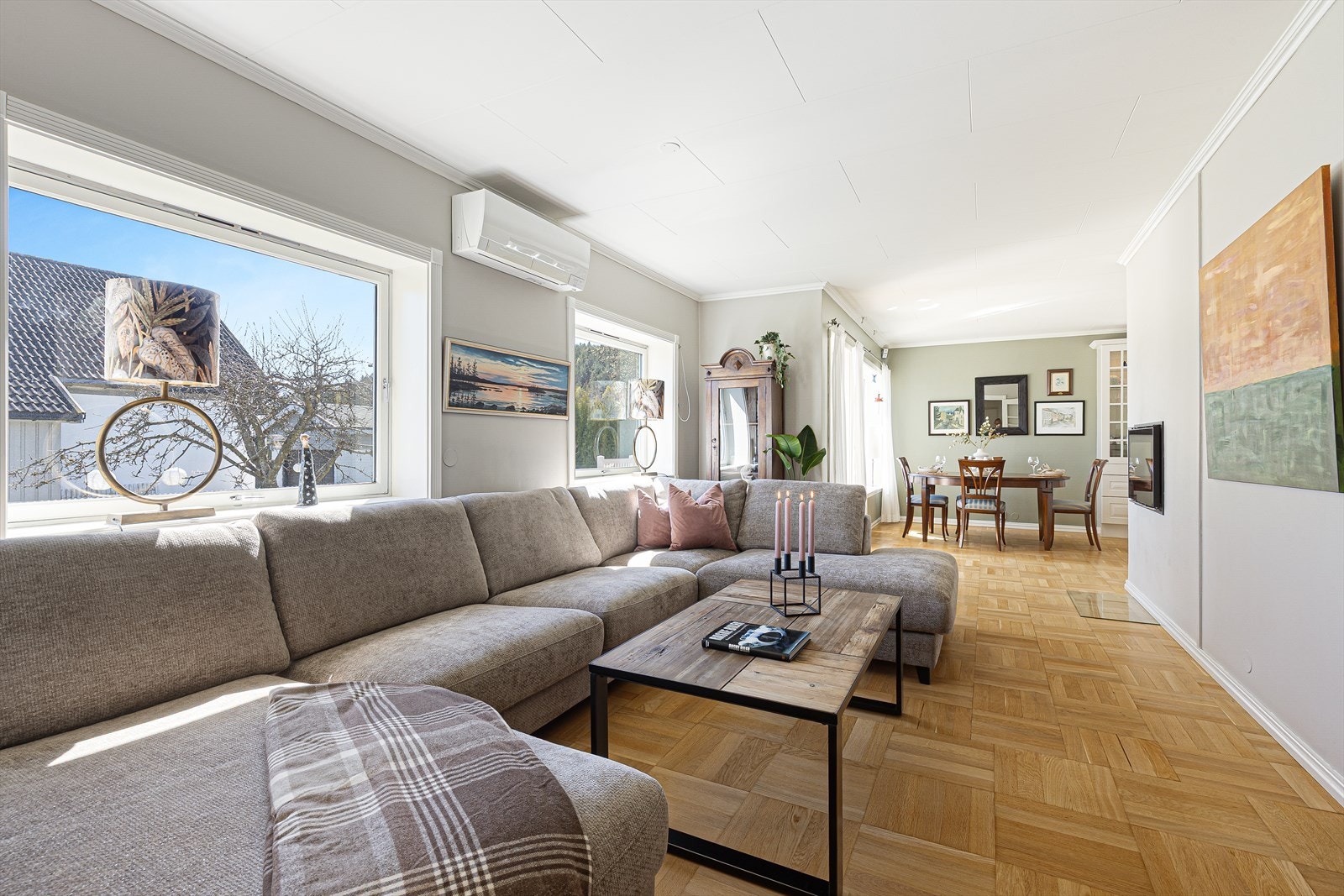Stuen har god plass til en stor sofagruppe og får rikelig med dagslys fra vinduer byttet i perioden 2014-2016. Galleribilde