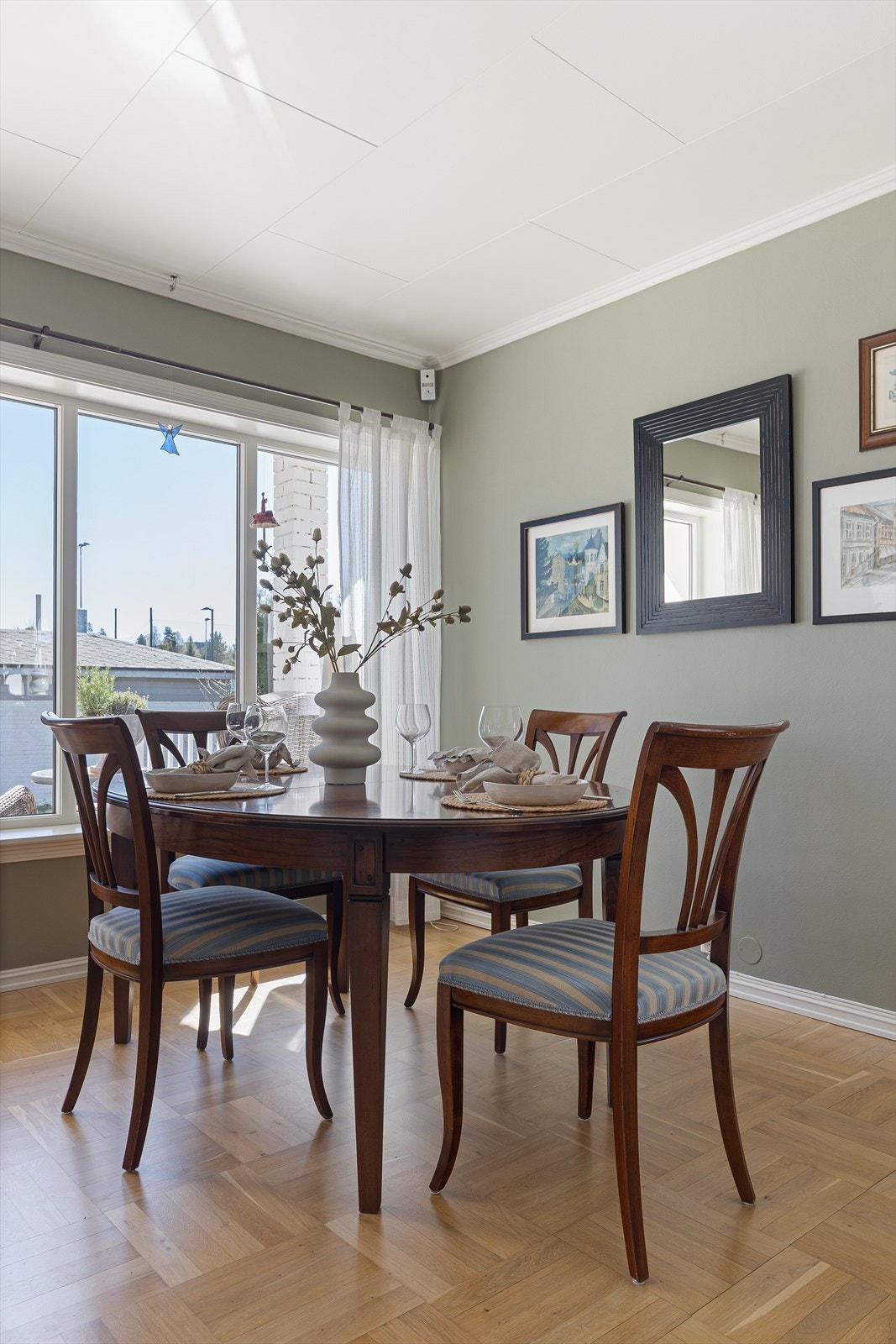 Spisestuen har plass til langbord og er et naturlig samlingspunkt for måltider. Galleribilde