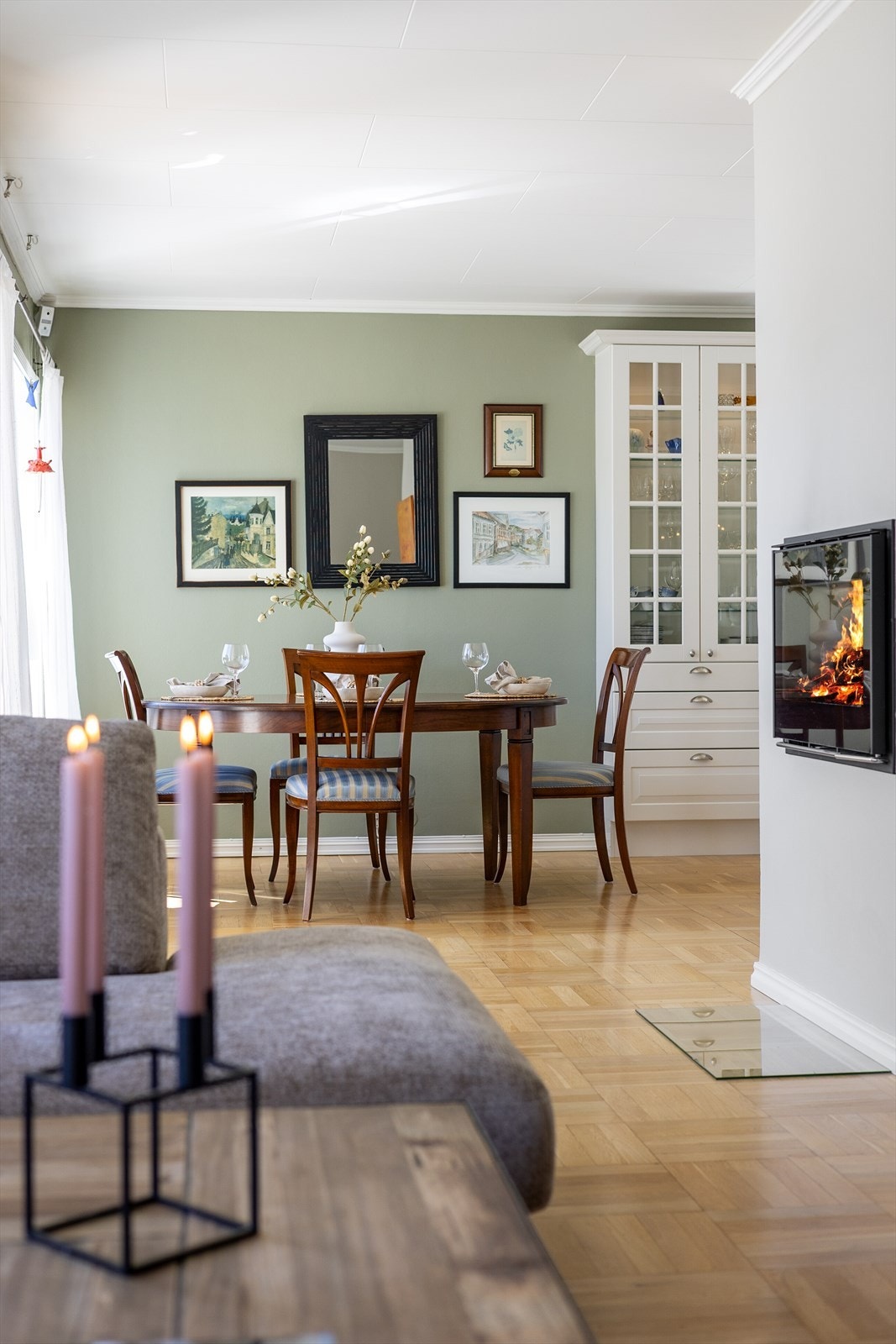 Den åpne planløsningen gir fleksible møbleringsmuligheter for både sofakrok og spiseplass. Galleribilde