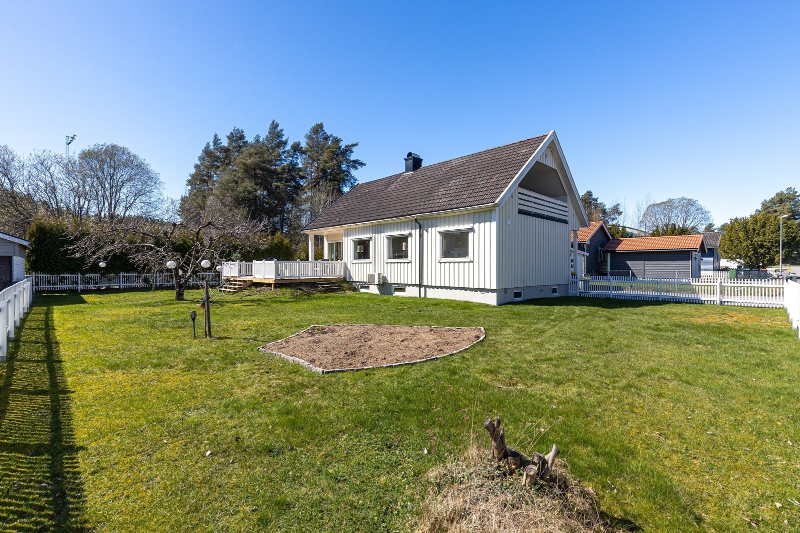 Hagen gir gode muligheter for lek, hagearbeid og rekreasjon. Galleribilde