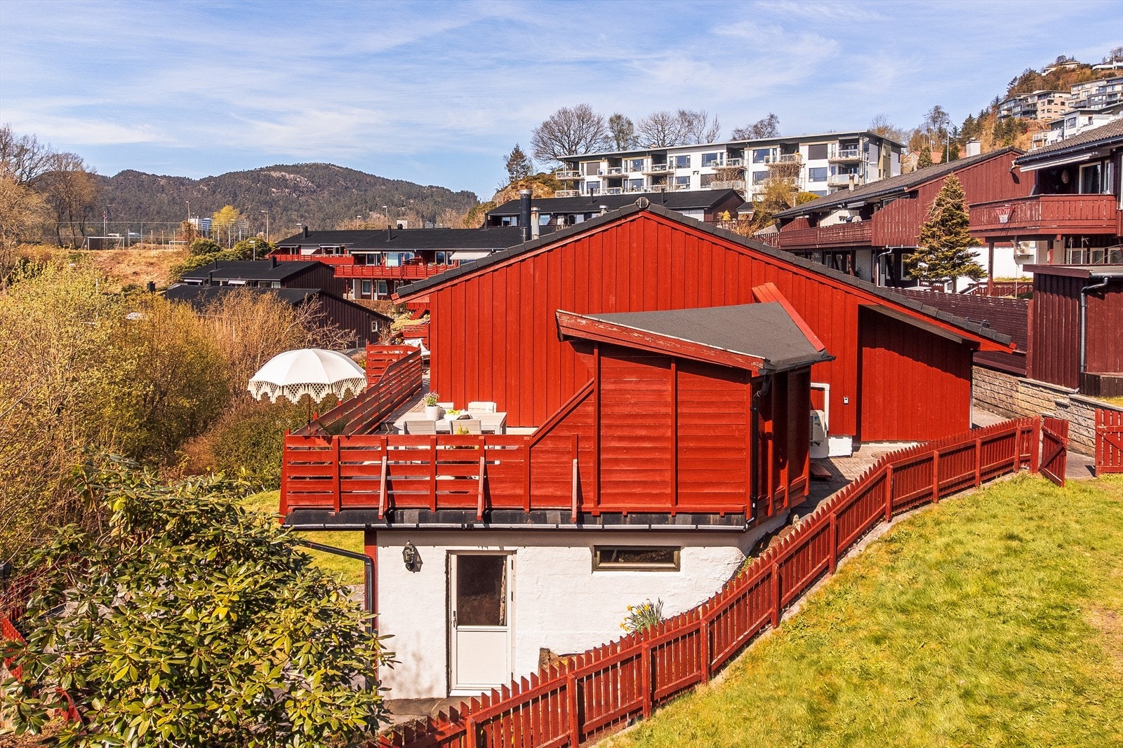 Boligen ligger usjenert til i boligfeltet, helt på enden av rekken. Galleribilde