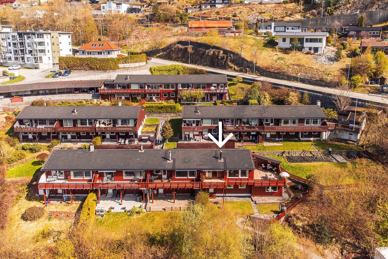 Velkommen til Helgeplasset 14 presentert av Tage Helle v/ Fana Sparebank Eiendom - et koselig enderekkehus med attraktiv beliggenhet for deg som ønsker en sentral hverdag kombinert med rolige og familievennlige omgivelser. Galleribilde