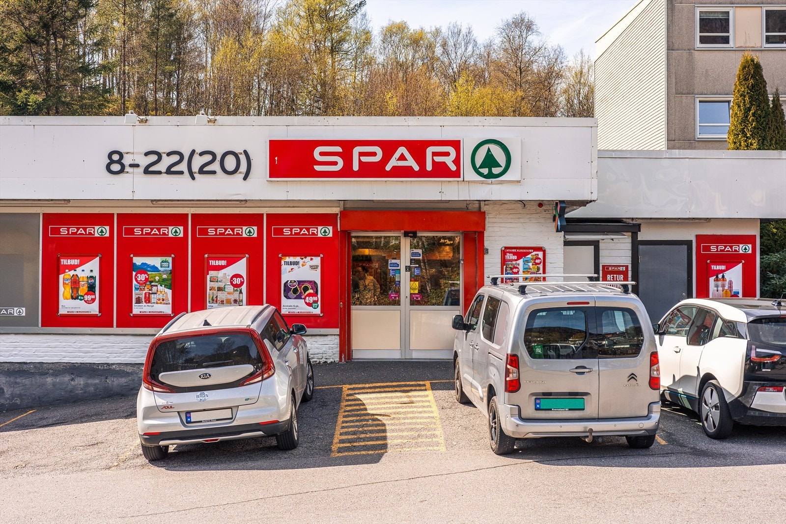 Daglivarebutikken Spar ligger også i kort avstand fra boligen. Galleribilde
