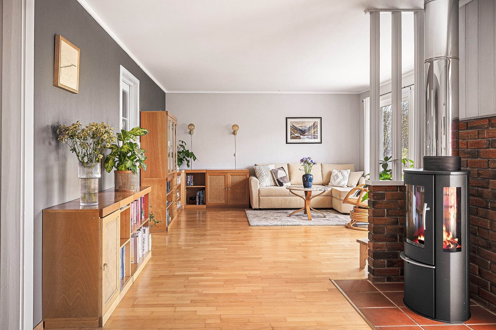 Lys og innbydende stue. Her er det god plass til både sofagruppe, spisebord og øvrig ønsket møblement. Galleribilde