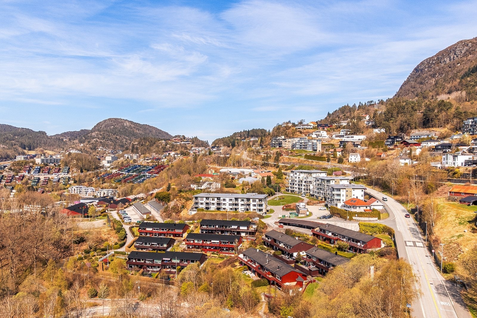 Boligen har en attraktiv beliggenhet i populære Fyllingsdalen, i et meget rolig og familievennlig område med lite gjennomgangstrafikk. Galleribilde