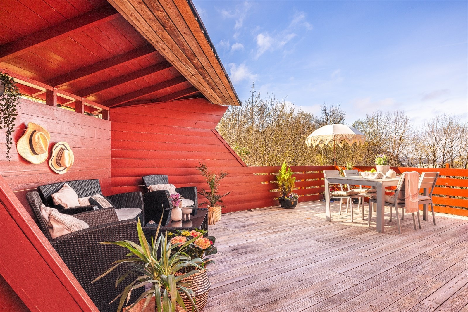 Høydepunktet er den store terrassen, som delvis er overbygget og gir en lun og beskyttet atmosfære. Denne fungerer som en utestue - et perfekt sted å nyte lange sommerkvelder uansett vær, med god plass til både sittegrupper og sosiale sammenkomster. Galleribilde