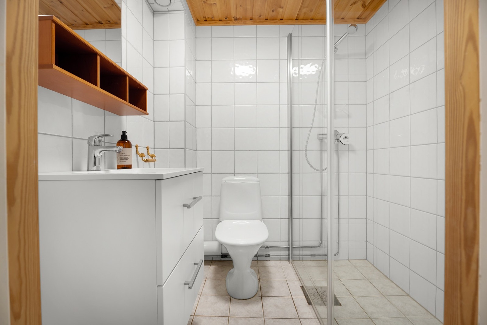 Badet er fra 2004 og utført med lyse fliser på gulvet, hvite fliser på veggene, panel i taket og elektrisk gulvvarme. Galleribilde