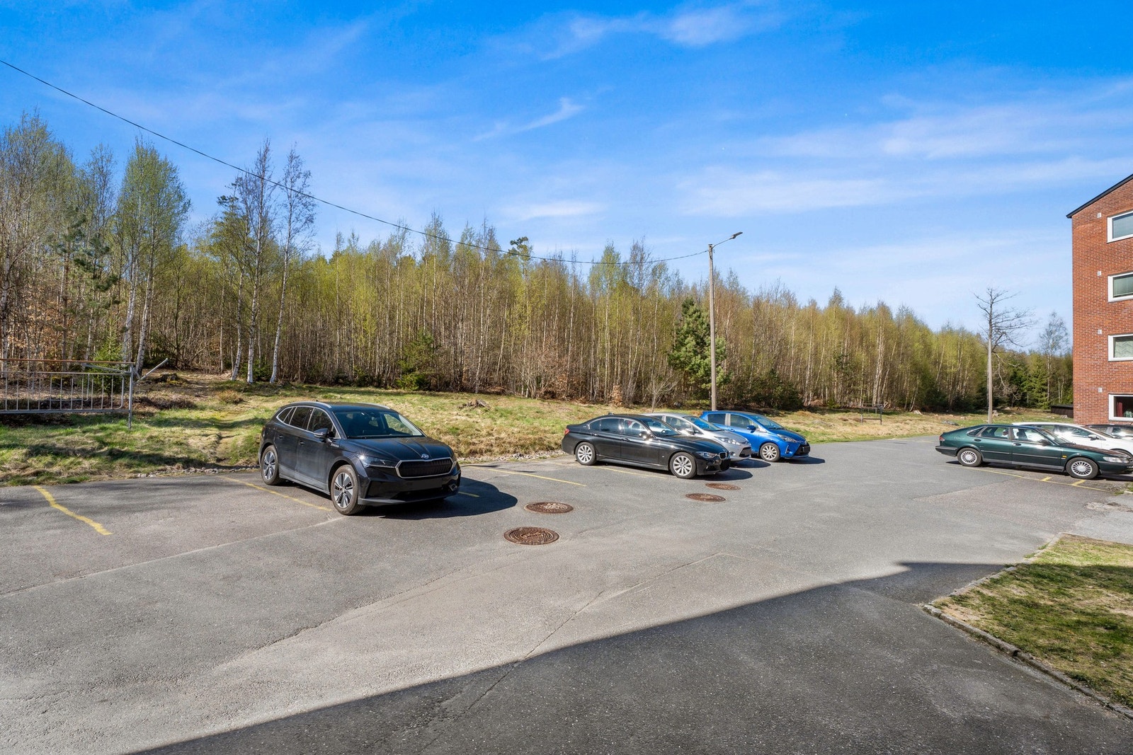 Det er asfaltert parkeringsplass utenfor bygget. Galleribilde