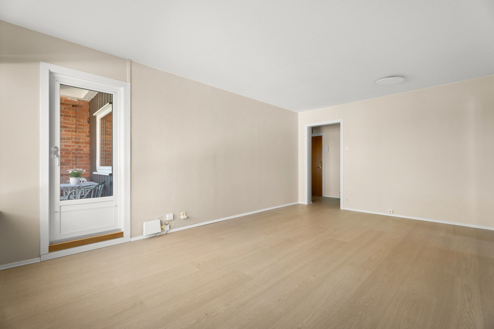 Rommet har fin plass til både sofa, tv-løsning og spisebord. Galleribilde