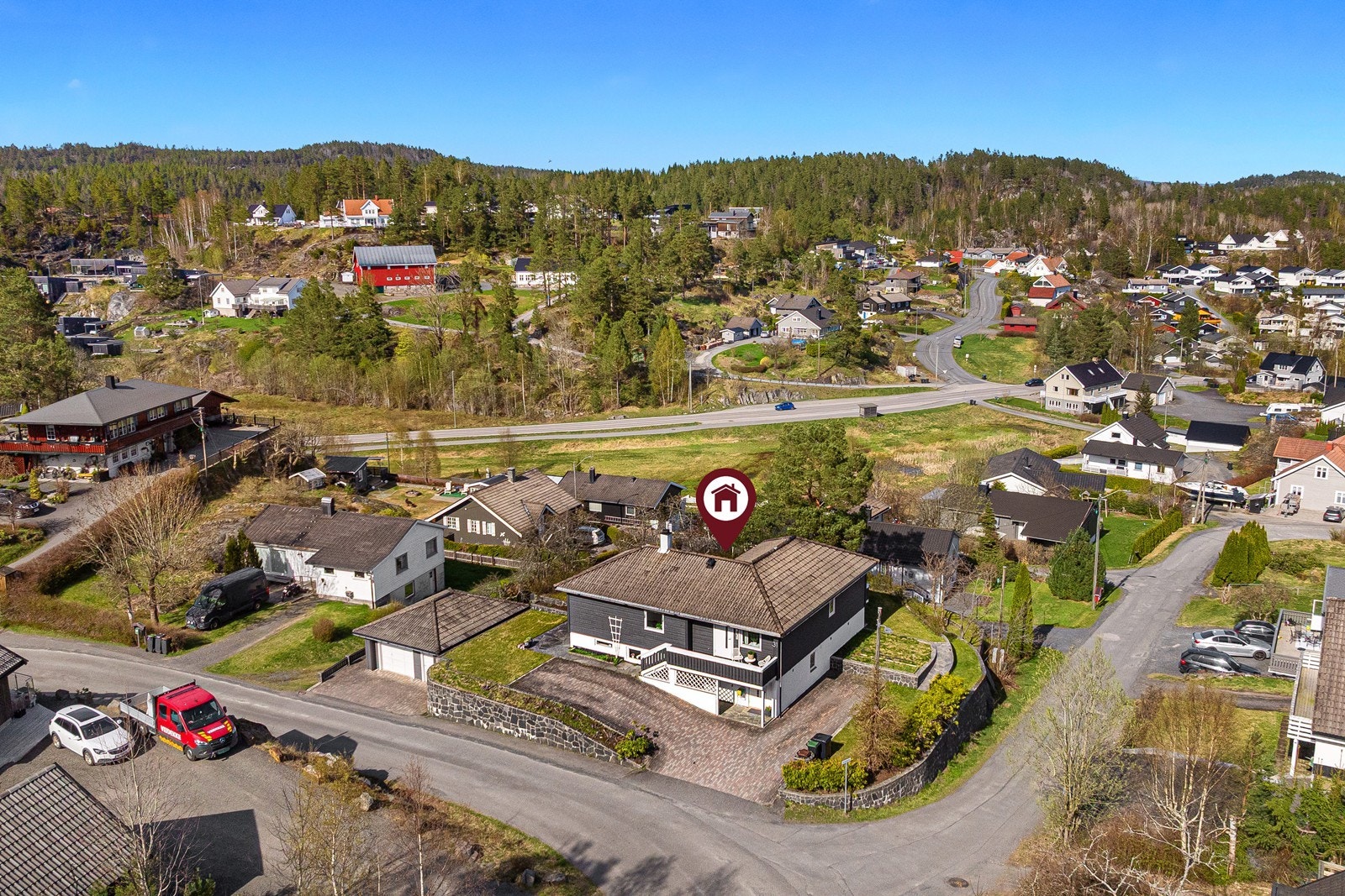 Eiendommen ligger svært sentralt til, ca 12 km fra Kragerø sentrum og få hundre meter til E18. Galleribilde