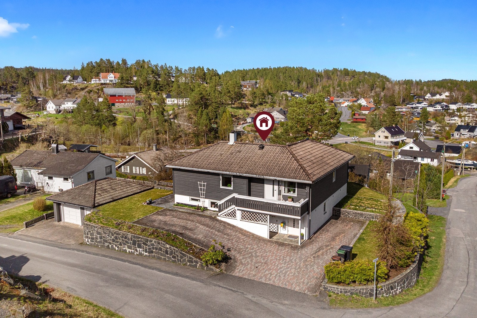 Innholdsrik enebolig med garasje, attraktivt beliggende med flott opparbeidet tomt. Galleribilde