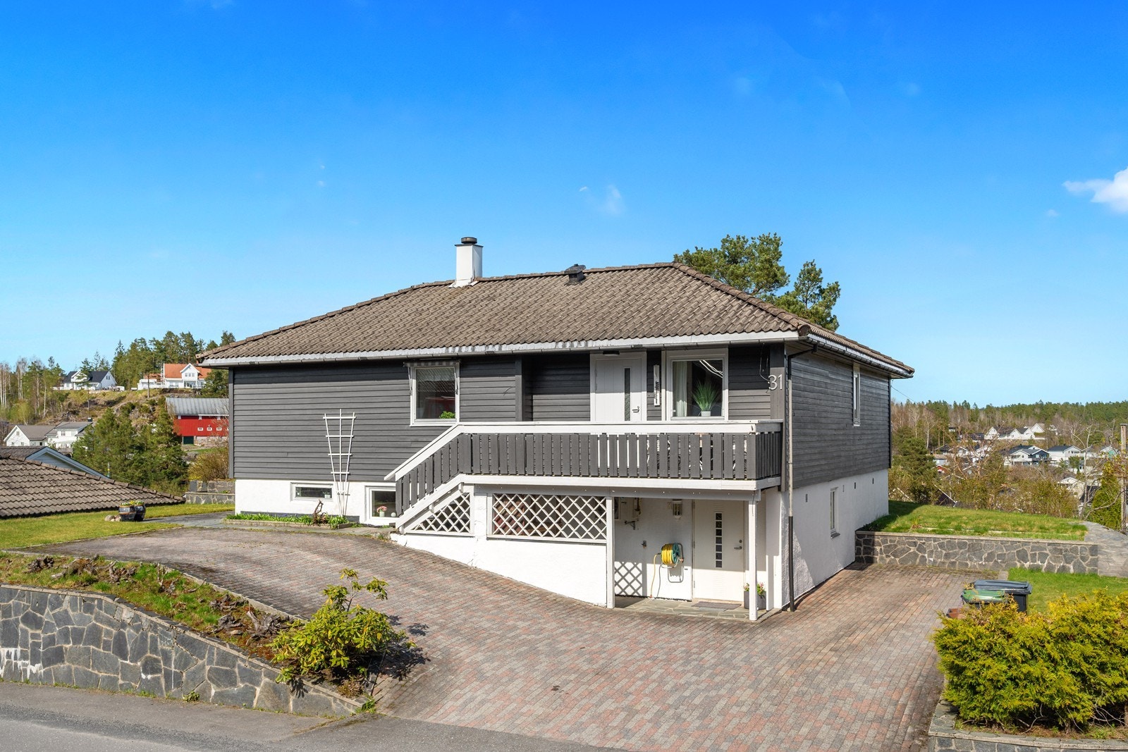Svært flott opparbeidet tomt med fine naturstein-forstøtningsmurer rundt om på tomten. Brosteinlagt adkomst/ tun. Galleribilde