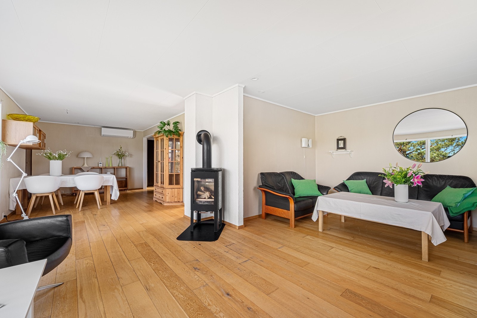 Stue/spisestue med vedovn og varmepumpe. Galleribilde