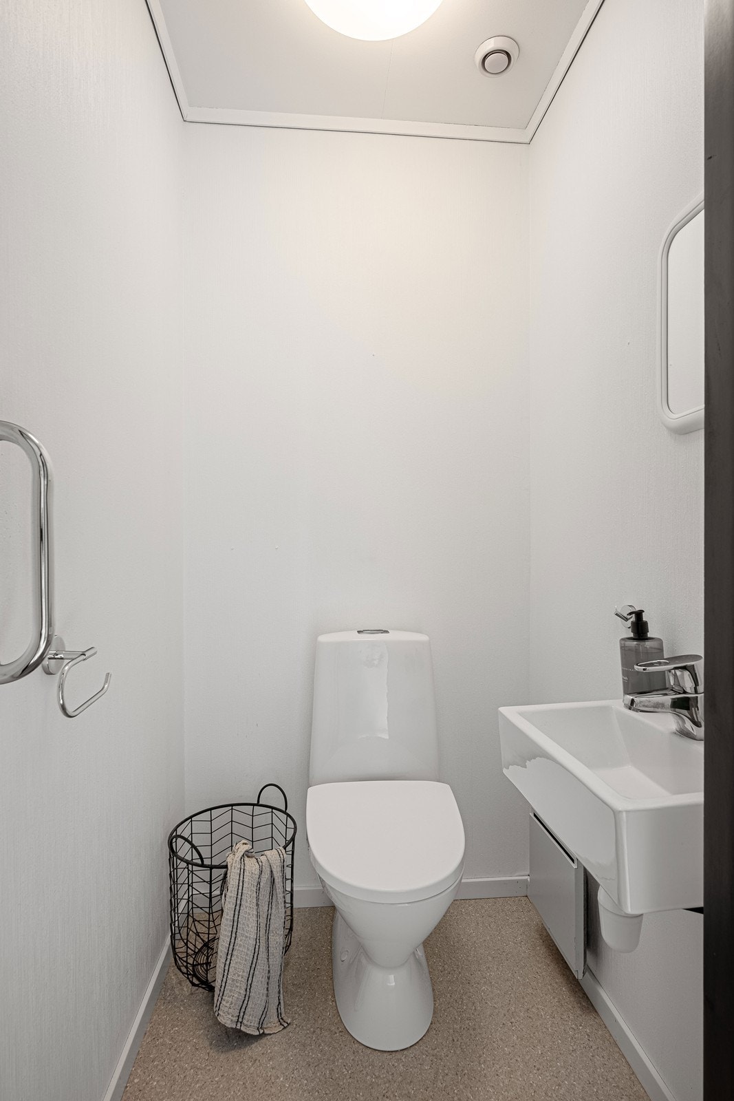 Separat toalettrom med wc og håndvask. Galleribilde