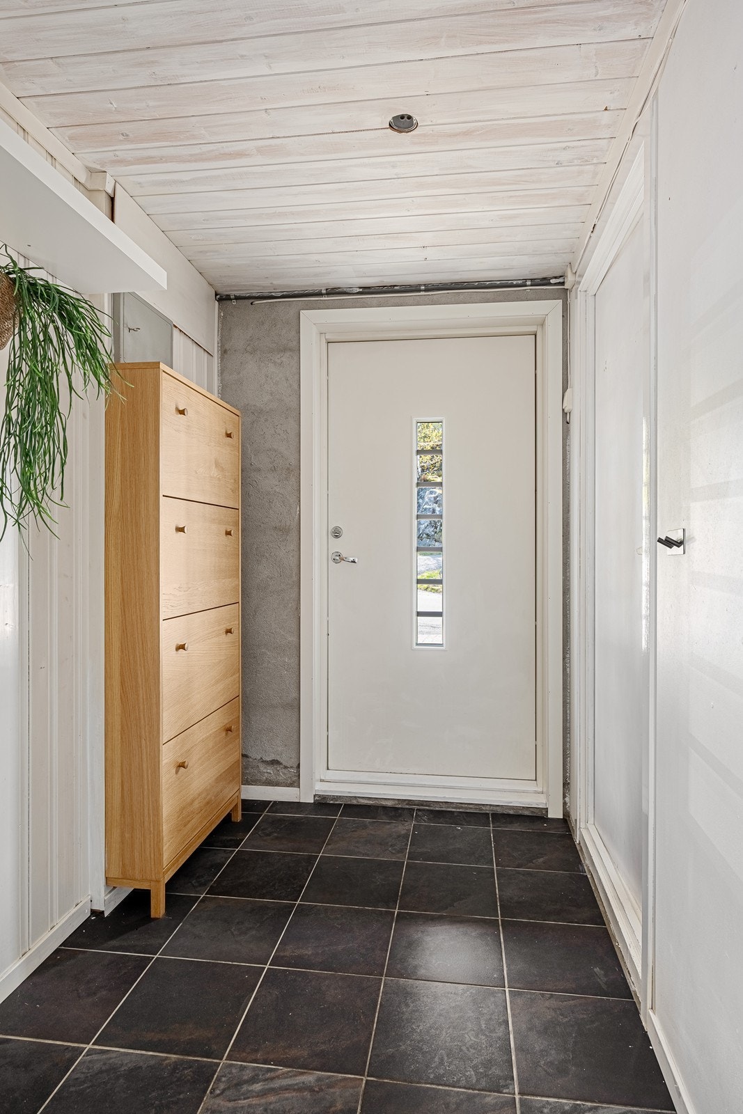 Underetasjen inneholder: vindfang, stue, kjøkken, 2 soverom, bad, vaskerom og 3 boder. Galleribilde