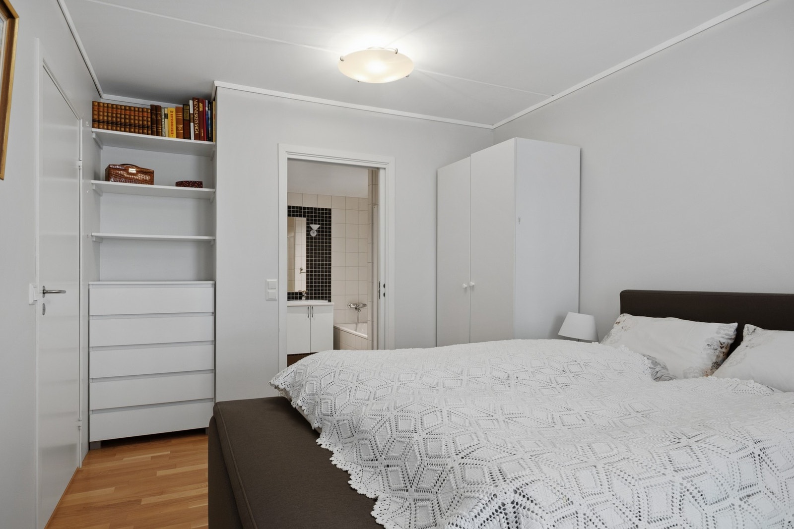 Fra soverommet har du også egen inngang til badet. Galleribilde