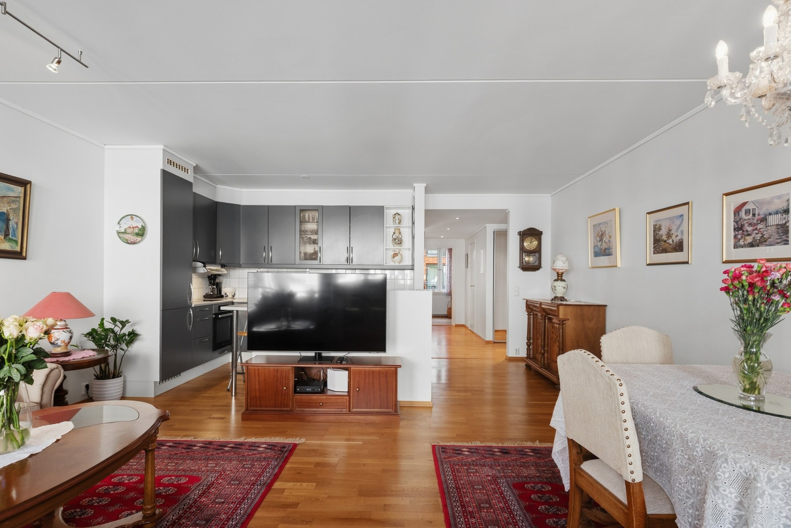I stuerommet har du plass til spisegruppe for å skape et samlingspunkt for sosiale sammenkomster. Galleribilde