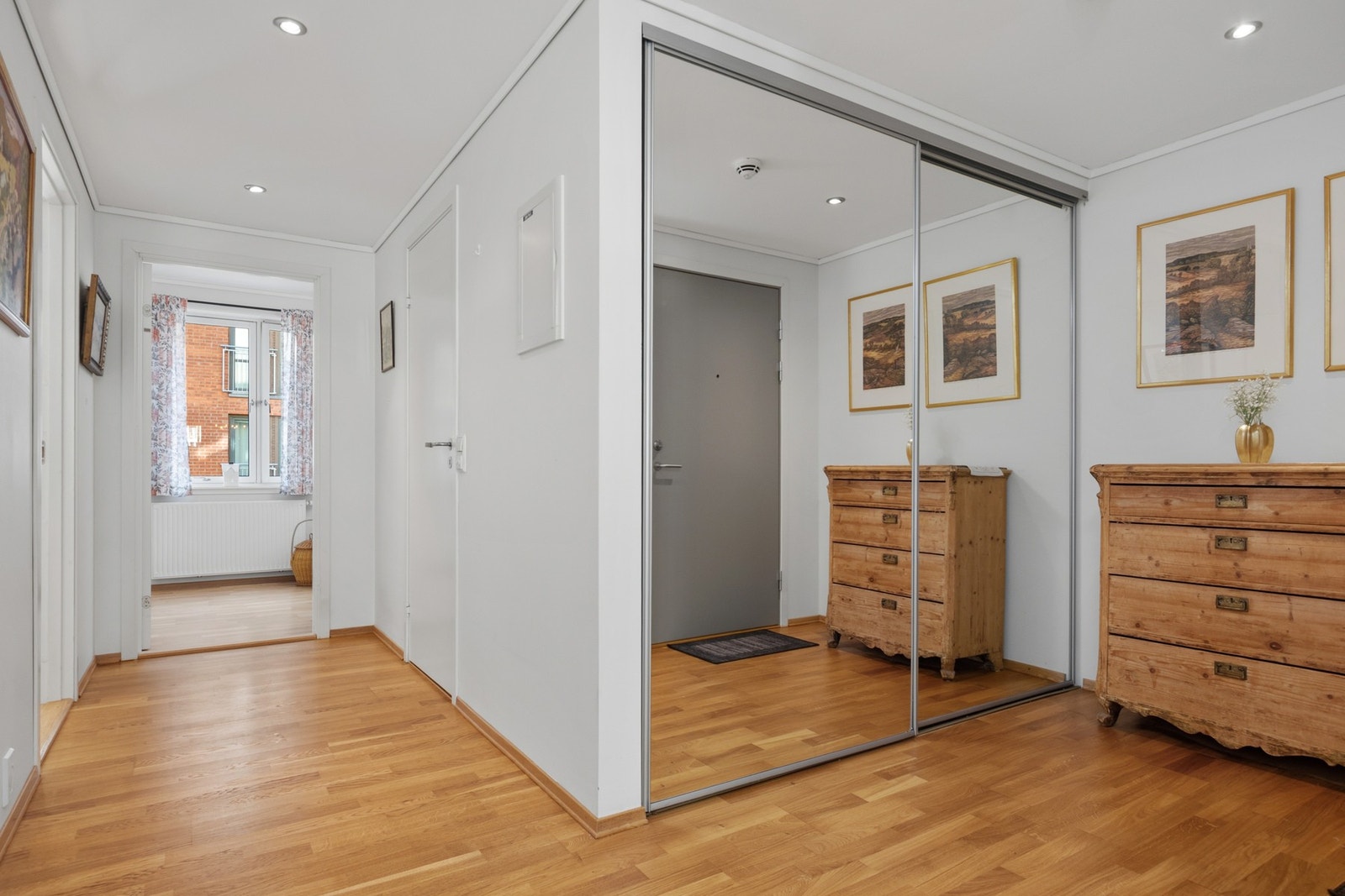 Ved leilighetens entre har du god plass til oppbevaring i skyvedørs garderobe langs vegg. Galleribilde