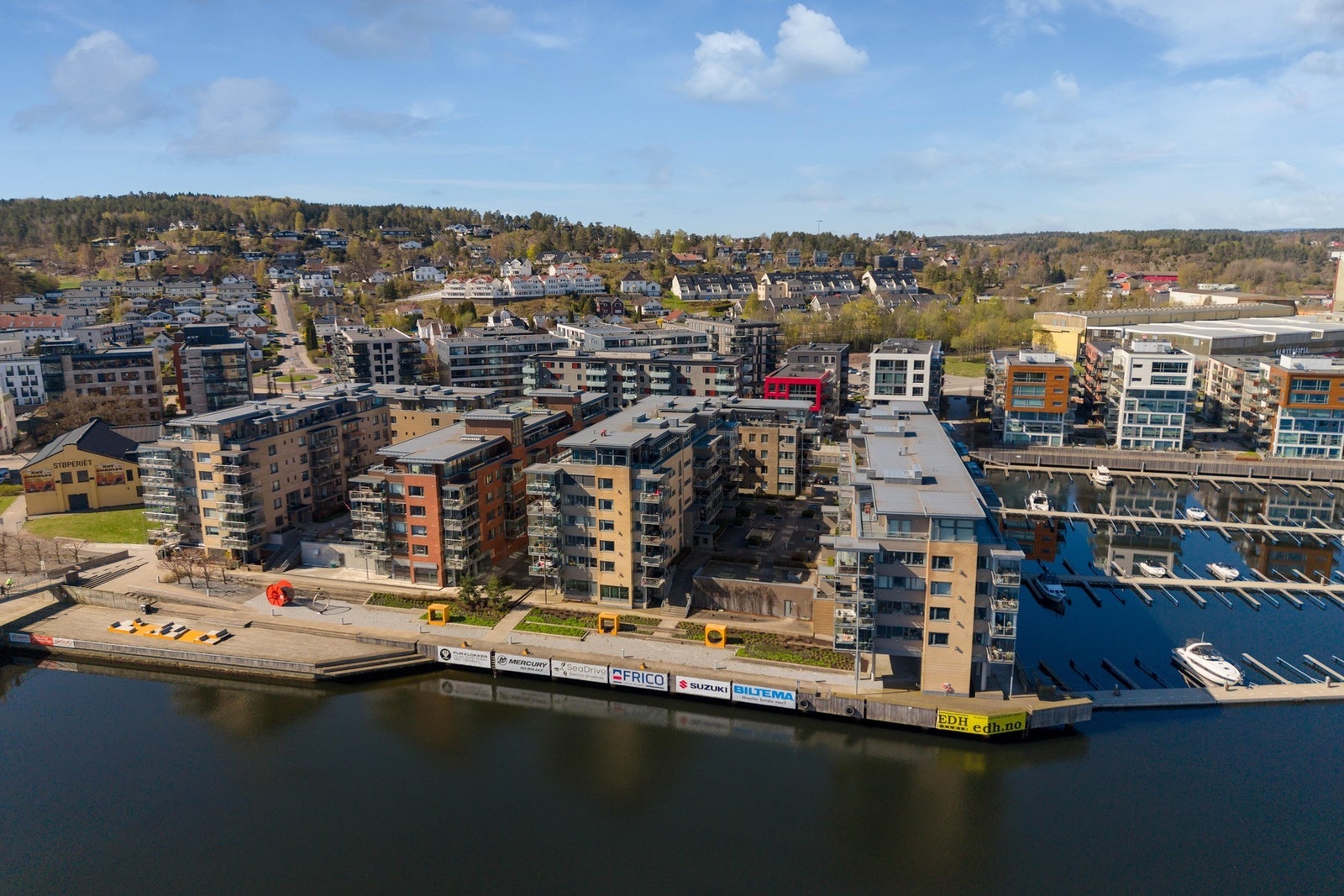 Du kan vandre langs bryggekanten, nyte utsikten mot fjorden og Slottsfjellet, ta en oppfriskende dukkert, eller stikke innom en urban kafé. Området gir også mulighet for leie av båtplass. Det er umiddelbar nærhet til badestrand, dagligvarebutikk, gangbro Galleribilde