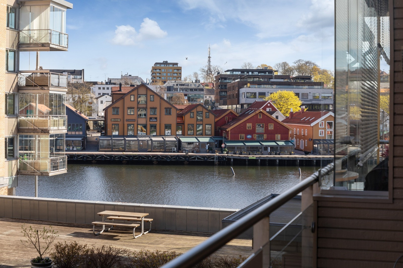 Fra balkongen har du utsikt mot tønsberg brygge. Galleribilde